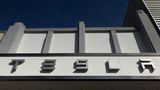Tesla v loňském roce zvýšila dodávky elektromobilů o polovinu