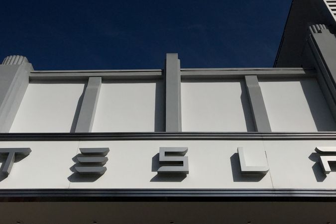 Logo autosalónu Tesla v Kalifornii