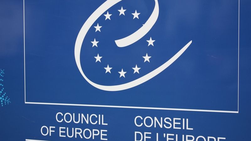 Rada Evropy pozastavila členství Ruska