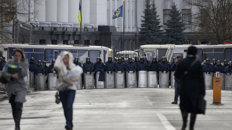 Ukrajinská policie blokuje přístupovou cestu k sídlu prezidenta.