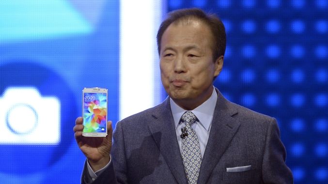 Šéf mobilní divize Samsungu JK Shin ukazuje smartphone Galaxy S5.
