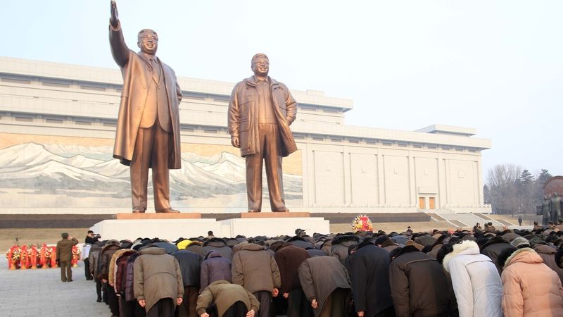 Oslavy narozenin zesnulého vůdce Kim Čong-ila v Severní Koreji