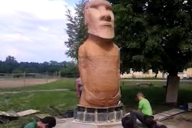První socha Moai na Moravě