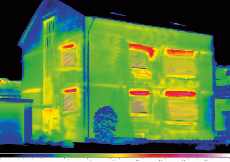 Podle termovizního snímku je tepelná ztráta budovy zhruba 50 %. 