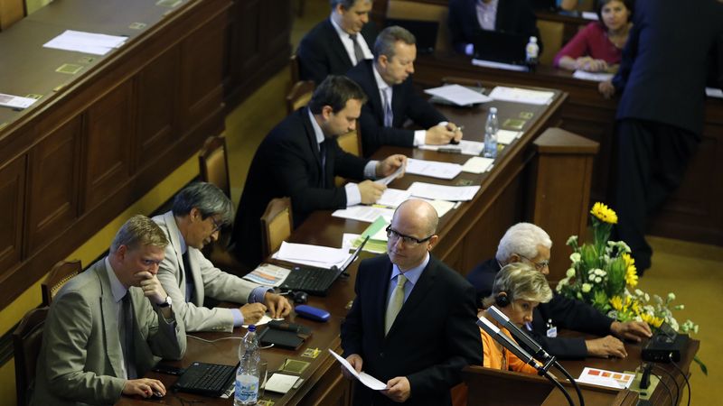 Premiér Bohuslav Sobotka (ČSSD) s ministry během pátečního zasedání Poslanecké sněmovny