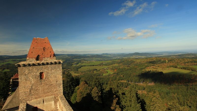 Výhled do okolní krajiny z nejvyššího podlaží věže na hradě Kašperk