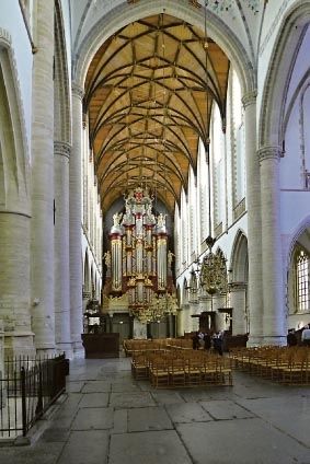 Vyprázdněné protestantské kostely zdobí zpravidla jen varhany, lavice a kazatelna k poslouchání slova Božího – interiér katedrály v nizozemském Haarlemu. 
