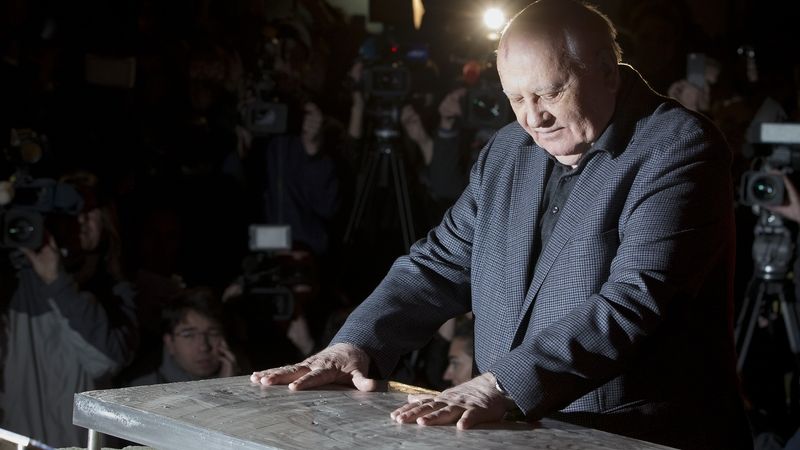Někdejší sovětský prezident Michail Gorbačov u bývalého přechodu Charlie u Berlínské zdi.