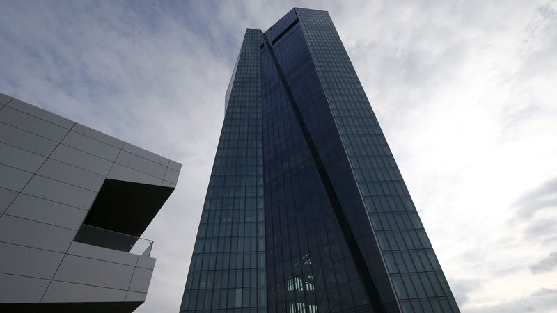 Nová budova centrály ECB ve Frankfurtu, kam se banka plánuje stěhovat koncem letošního roku.