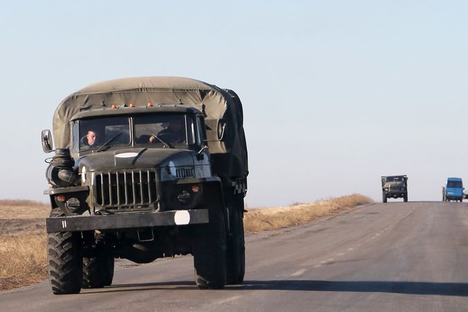Nákladní auta separatistů u Novoazovsku