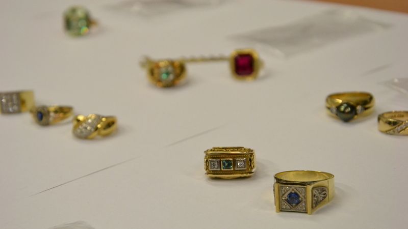 Především zlaté pánské prsteny odcizili dva pachatelé z bytu ostravského sběratele šperků. 