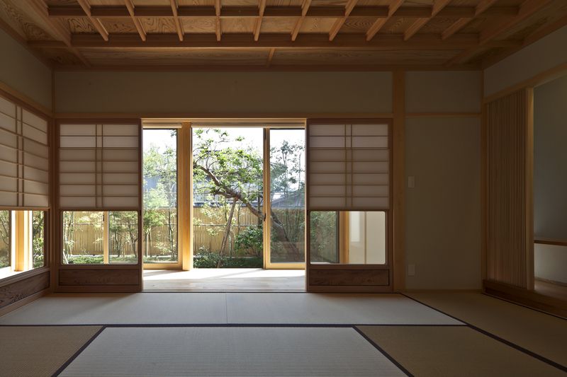Tradiční japonská místnost s výhledem do zahrady.