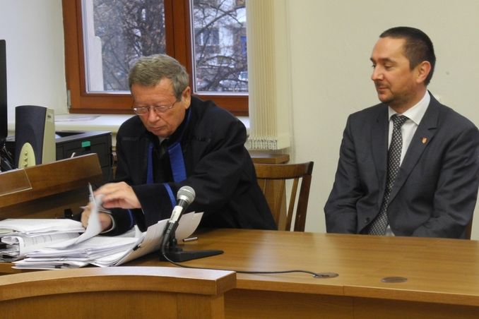 Juraj Thoma (vpravo) v soudní síni se svým obhájce Josefem Dvořákem. 