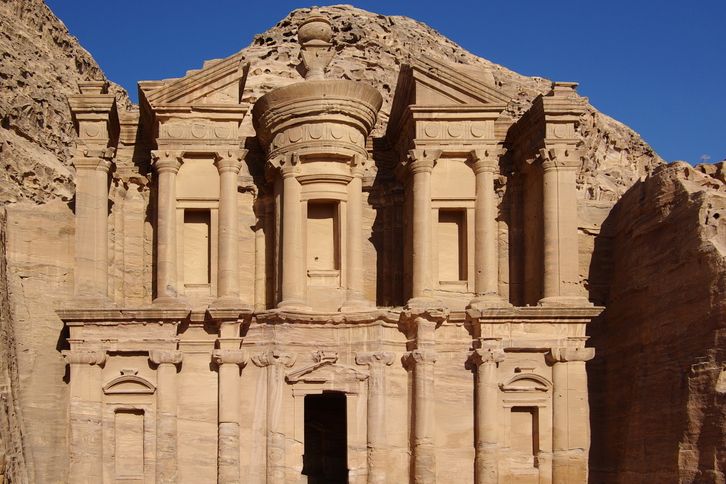 Skalní město Petra skrývá mnoho hrobek jeho významných hodnostářů.