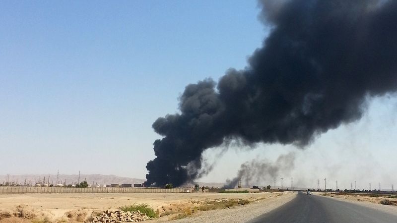 Dým stoupající s rafinérie v Bajdží v době červnového postupu IS