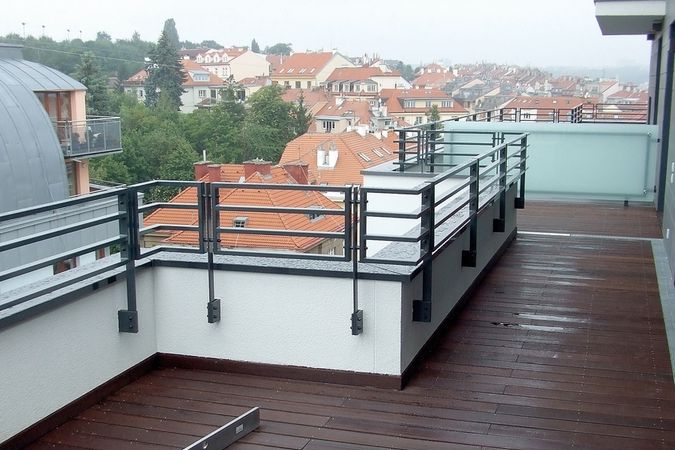 Na terase, která spojuje dva byty, je dřevěná podlaha. Toto řešení zvyšuje riziko přenesení požáru exteriérem.