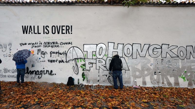 Umělecká skupina Pražská služba přebílila Lennonovu zeď na pražském Velkopřevorském náměstí v Praze.