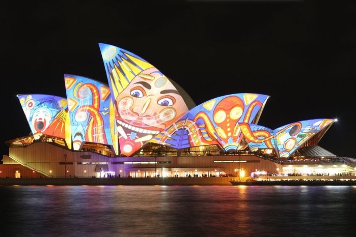 Takhle vypadal symbol Sydney během festivalu Vivid Sydney.