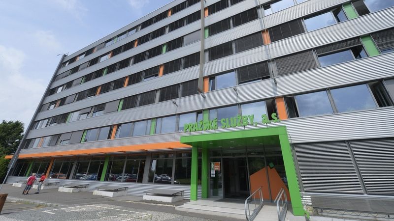 Podivný kšeft Pražských služeb. Robosekačky si půjčují takřka za jejich pořizovací cenu