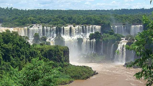 Vodopády Iguaçu – k přehradě je to od nich kousek.