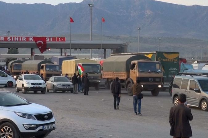 BEZ KOMENTÁŘE: Vojenský konvoj iráckých Kurdů přijíždí do Turecka