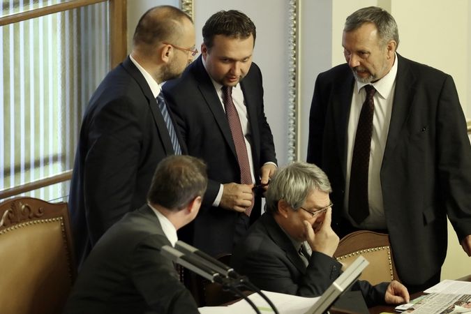 Jan Bartošek, Marian Jurečka, Pavel Kóváčik, Petr Gazdík a Vojtěch Filip během jednání Poslanecké sněmovny.
