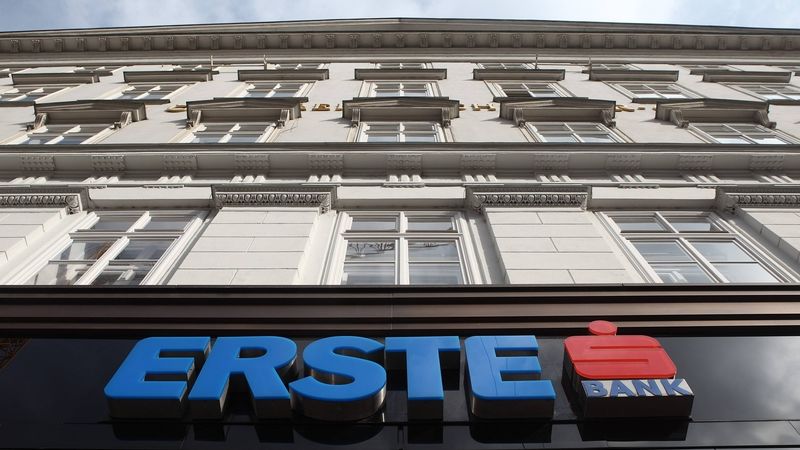 Rakouská Erste zvažuje nákup 49 procent v polské části banky Santander