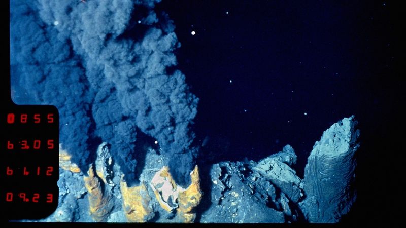 Takzvané kouřící komíny se nacházejí v hloubce 3700 metrů pod povrchem oceánu.