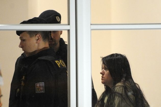 Policisté přivádějí k jihlavskému okresnímu soudu ženu, která v úterý ubodala ve Žďáru nad Sázavou studenta a další tři lidi zranila. 