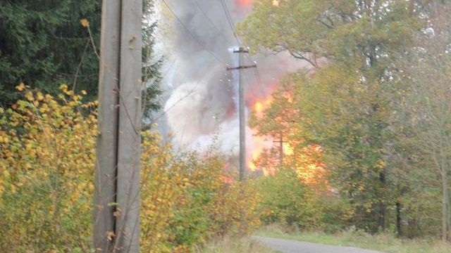 Výbuch v muničním skladu ve Vrběticích způsobil požár.
