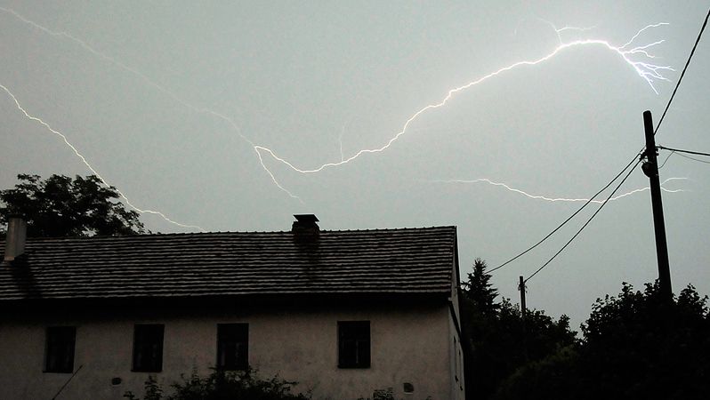 Nad ránem zasáhnou Česko další silné bouřky, varovali meteorologové