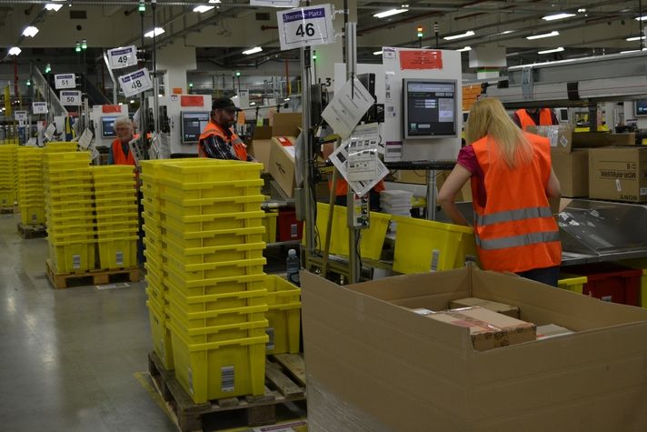 Distribuční hala společnosti Amazon v německém městě Graben. 