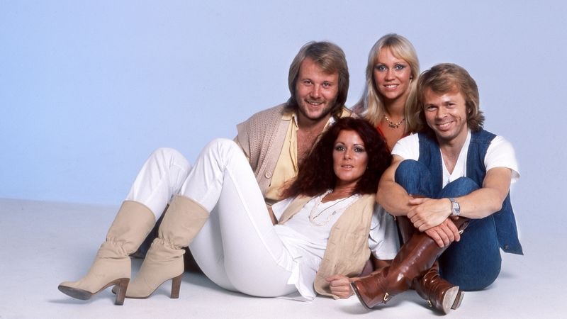 Členové skupiny ABBA: zleva Benny Andersson, Agnetha Fältskogová (blond), Anni-Frid Lyngstadová, Björn Ulvaeus 