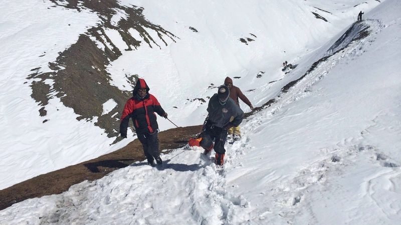 Záchranáři z nepálské armády odnášejí tělo jedné z obětí laviny, která zasáhla Himálaje