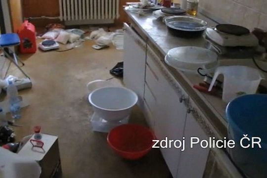 BEZ KOMENTÁŘE: Policie v Karlových Varech zabavila pět kilo pervitinu