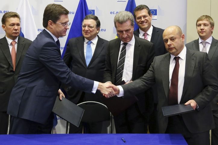 Ruský ministr energetiky Alexander Novak (vlevo) si podává ruku se svým ukrajinským protějškem Jurijem Prodanem po dosažení dohody.