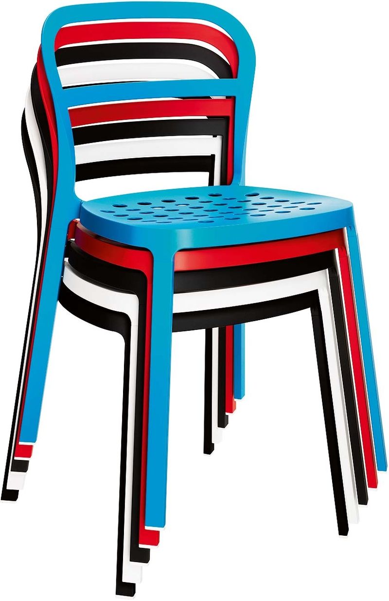Hliníkové židle Reidar (1290 Kč/ks) jsou lehké, navíc stohovatelné, dají se použít i v exteriéru a jsou na výběr v několika barvách. 