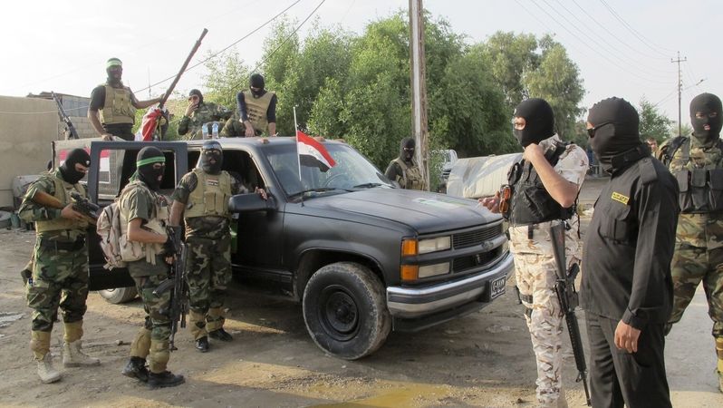 Šíitské milice na hlídce v okrese Abú Ghrajb západně od Bagdádu