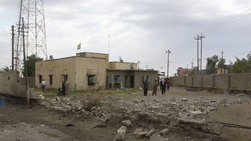 Iráčané na místě atentátu v Tuz Chhurmatu severně od Bagdádu