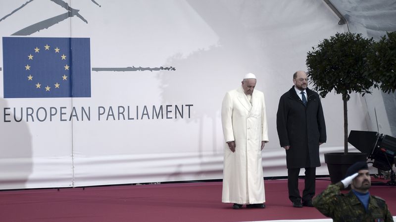 Papeže Františka v Evropském parlamentu uvítal Martin Schulz.