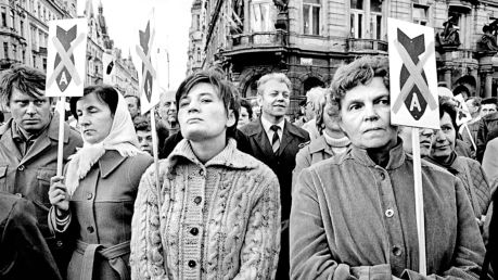 Na výstavě Dvojexpozice najdou návštěvníci i fotografie Dany Kyndrové (Mírový kongres, z cyklu Komunistické slavnosti, 1983). 