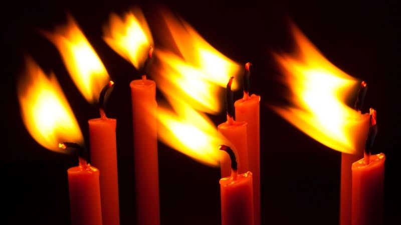 Pozor na zapálené svíčky. Plamen může lehce přeskočit a neštěstí je na světě. 
