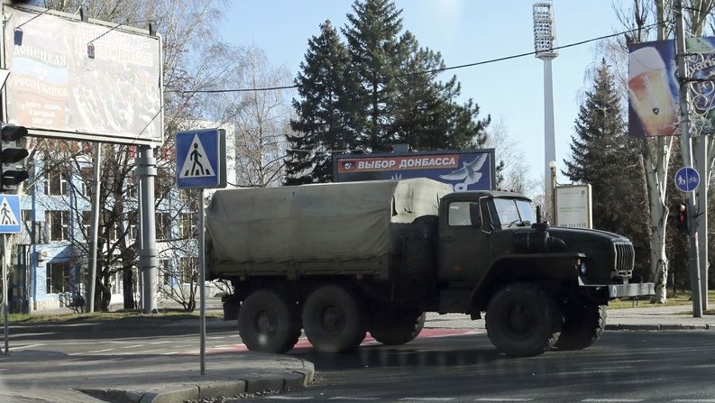 Neoznačené vojenské nákladní vozidlo v centru Doněcku