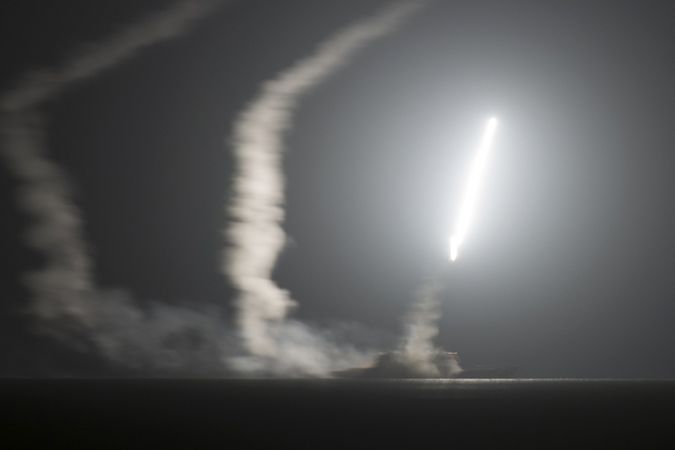 Střela Tomahawk startuje z raketového křižníku USS Philippine Sea v Arabském zálivu na pozice IS v Sýrii.