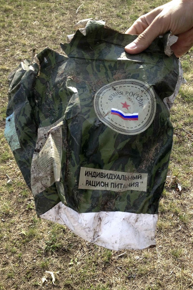 Označení ruské armády na poničeném balení vojenské potravinové dávky u Starobeševa dokazuje dodávky z Ruska