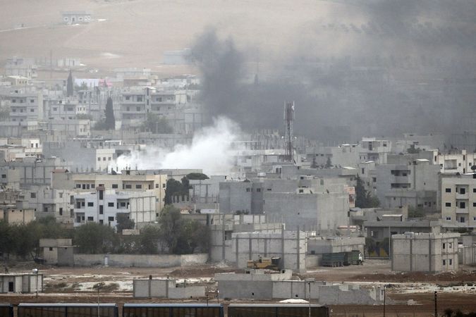 Kouř signalizuje boje v Kobani.