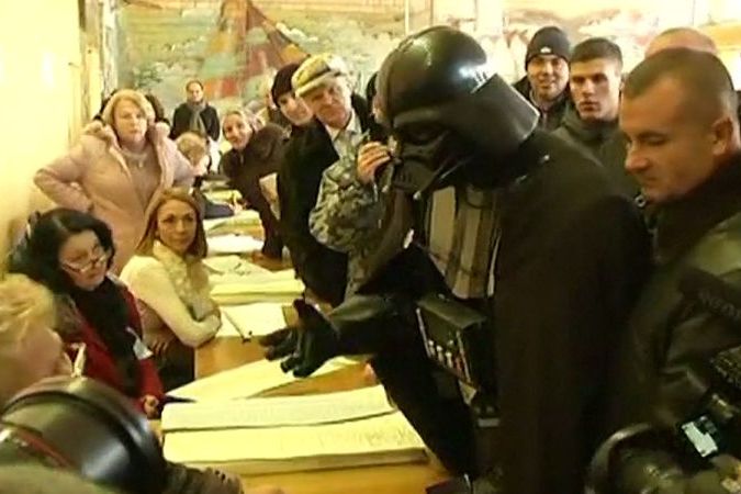 BEZ KOMENTÁŘE: Darth Vadera nepustili k volební urně