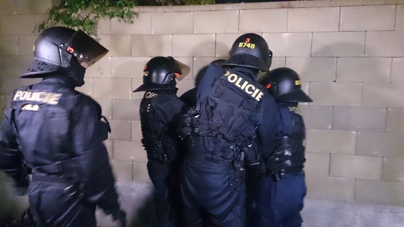 Policie při zadržení jednoho z fanoušků u stanice metra Vltavská v Praze