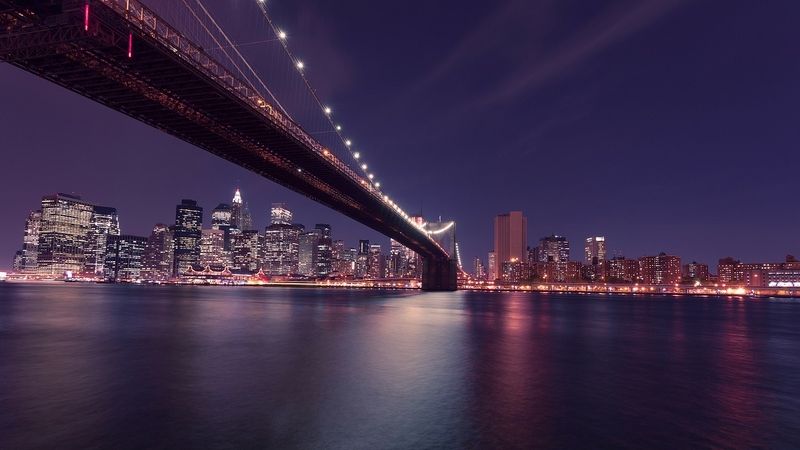 Rozsvícený Manhattan vyfocený od Brooklynského mostu.