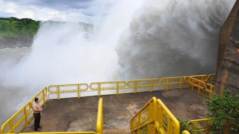 Maximální průtok na přelivech je 40x větší než průtok vodopádů Iguaçu.